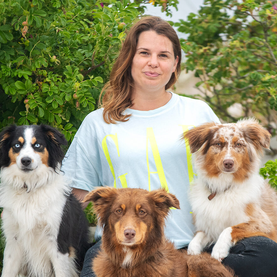Jennifer Knaus Inhaberin der Barf Box Ortenberg mit ihren drei Hunden